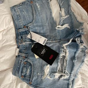 nwt Levi’s 501 denim shorts fallout size 28